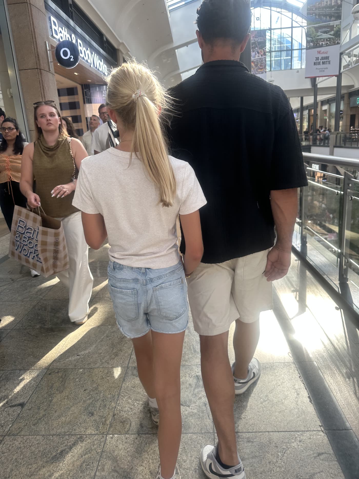 Nena loopt samen met haar papa